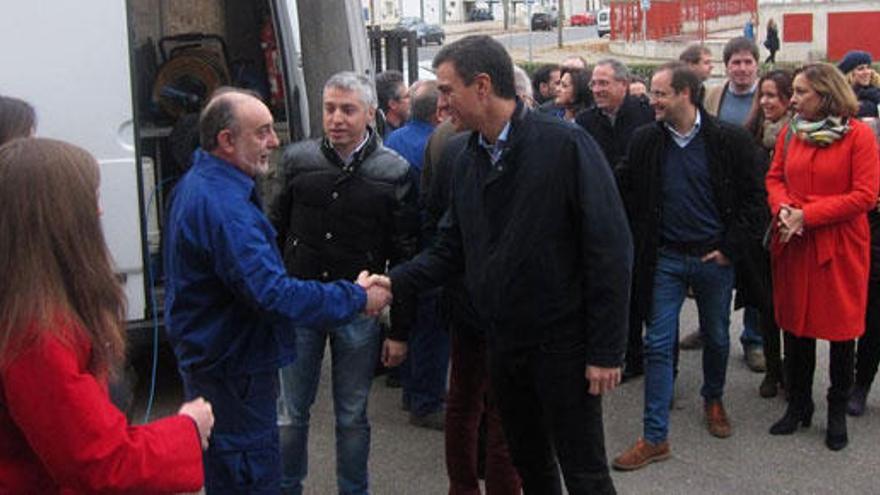 Sánchez saluda a un trabajador antes de su mitin en Burgos.