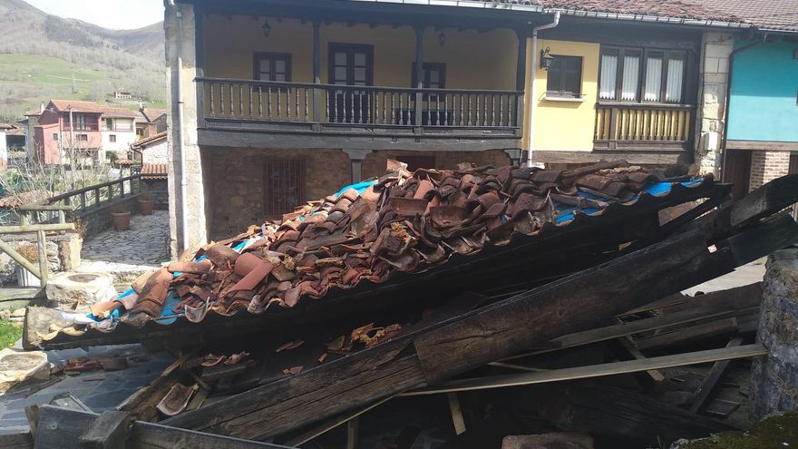 El fuerte viento derrumba un hórreo en Mestas de Con que quedó en estado ruinoso