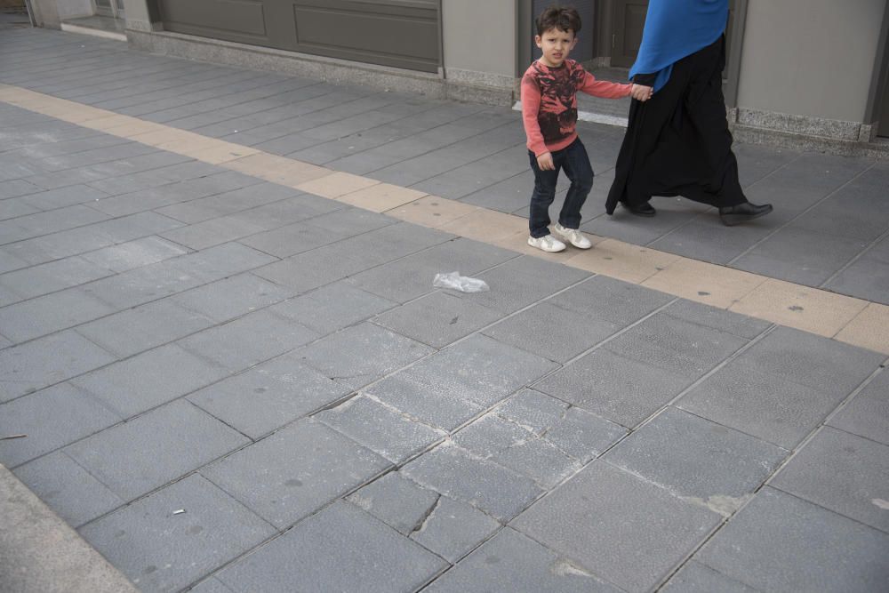 600 rajoles trencades al passeig de Pere III de Manresa.