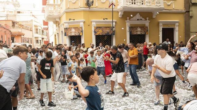 Vecinos de Gáldar en la tradicional Batalla de Flores.