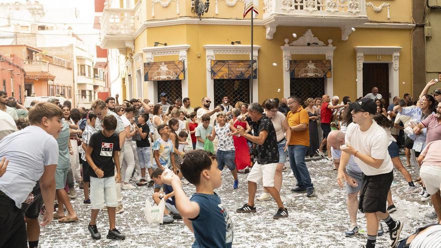 Gran Canaria, entre confeti, versos y agua
