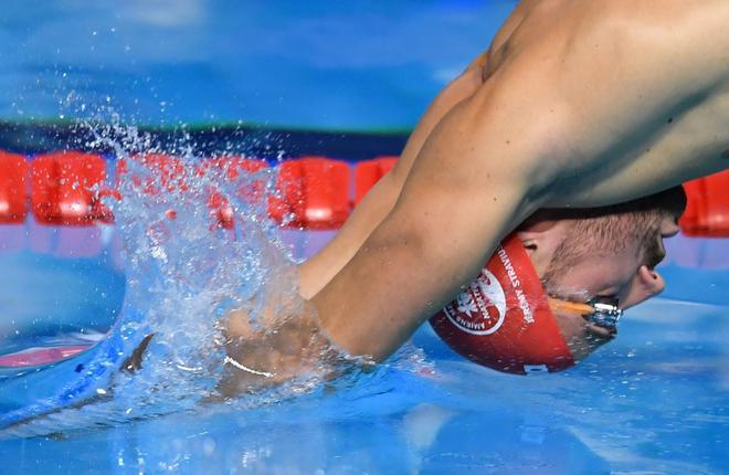 El nadador francés Jérémy Stravius compite en la final de estilo libre masculino de 200 metros, en el campeonato de natación de campo corto francés, en Montpellier.