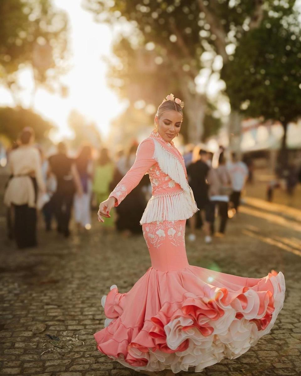 Alba Silva, con vestido salmón de Sara Benítez y complementos de Conchi Alcaraz