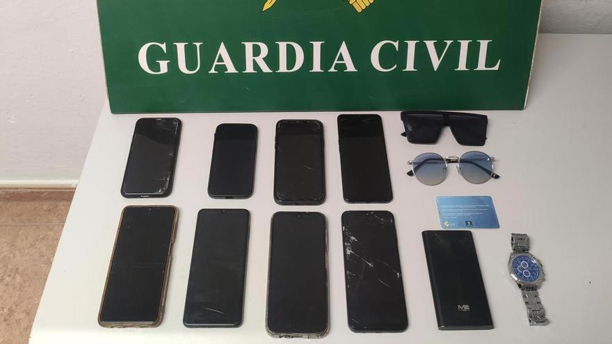 Algunos de los terminales robados y recuperados por los agentes de la Guardia Civil