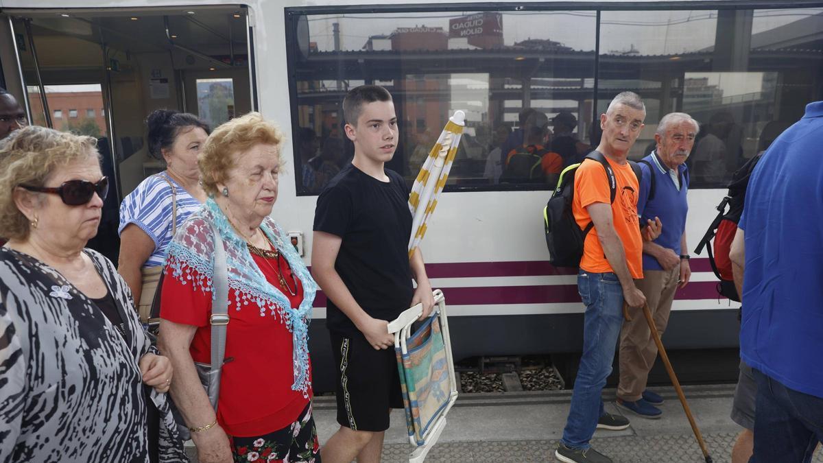 Usuarios del "tren playero" el pasado año llegando a Gijón.