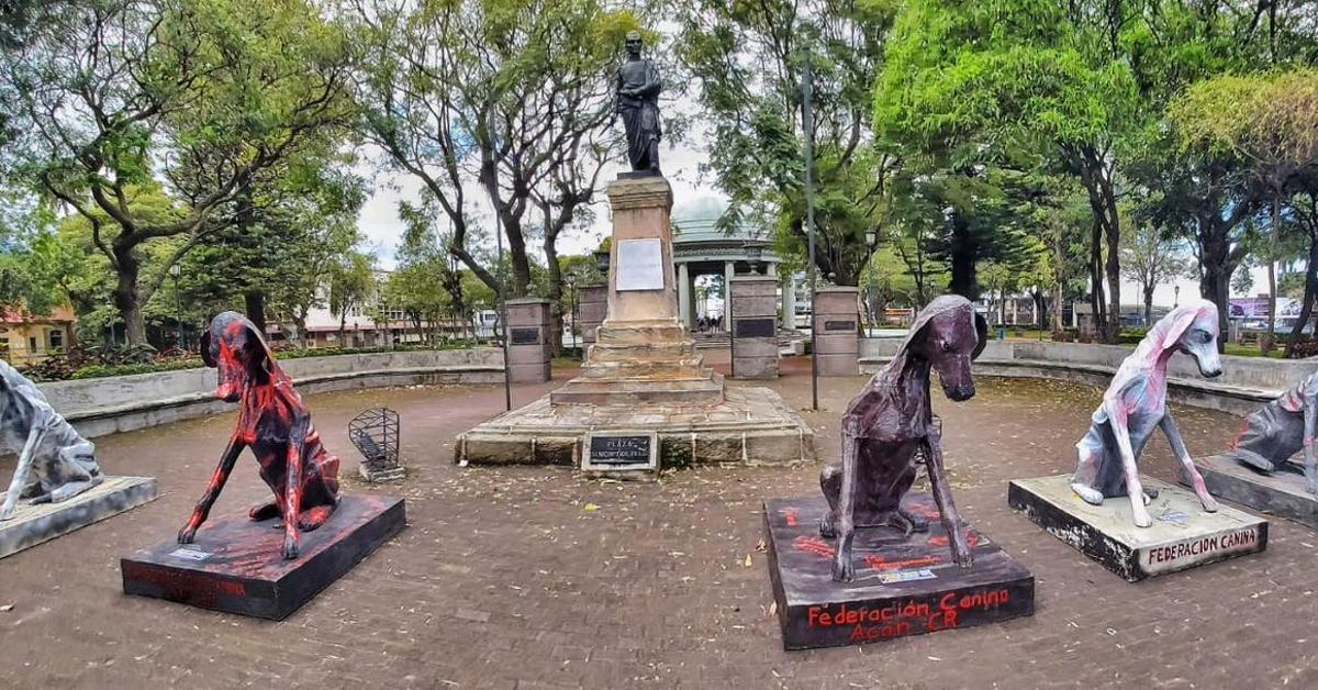 Algunas de las estatuas itinerantes de la gira impulsada por la Federación Canina de Costa Rica (ACAN)