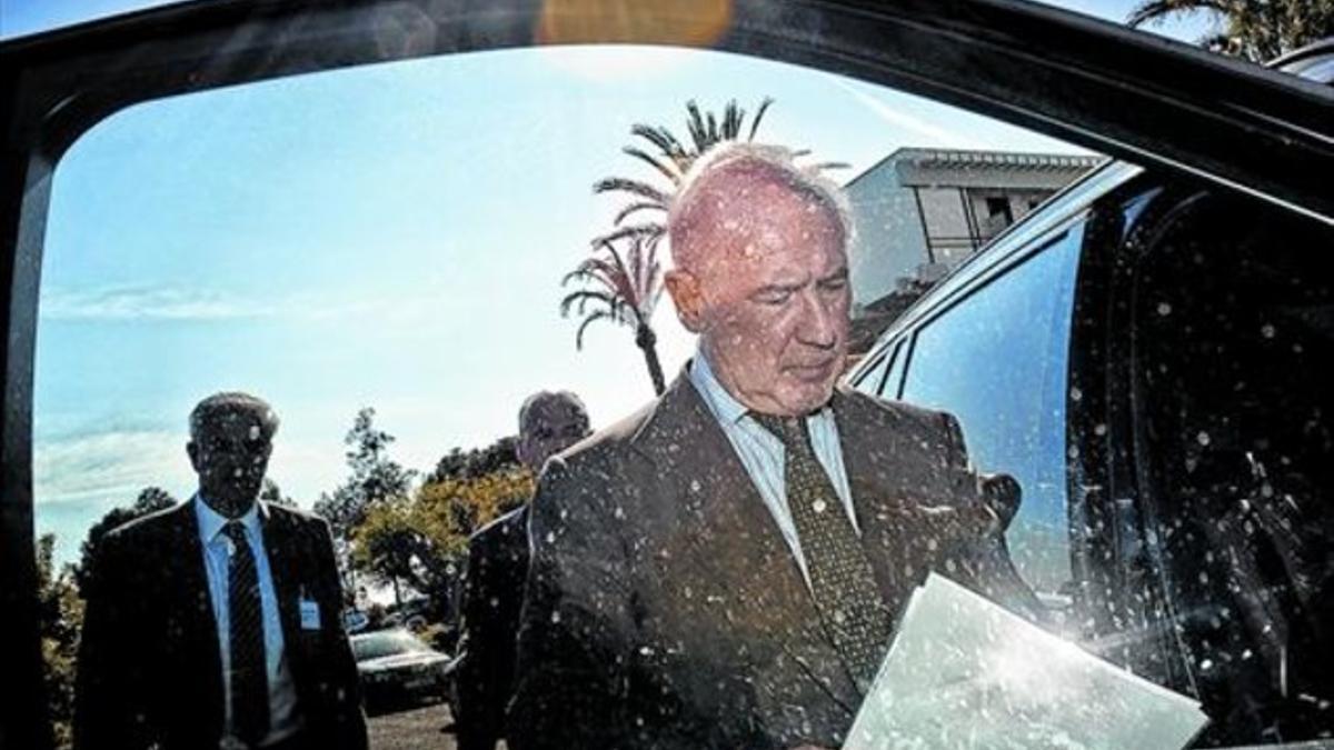 Rato sube en un coche en Valencia tras dar una conferencia cerca de Valencia en mayo del 2012.