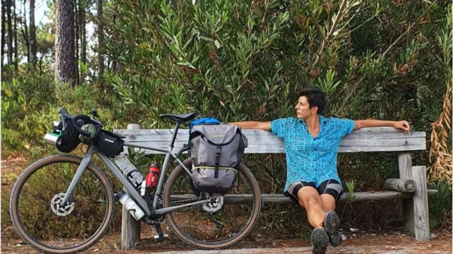 Lola descansando en mitad de su viaje en bici por Portugal.