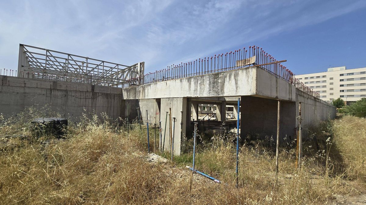 Así están la obra de la piscina de la margen derecha de Badajoz.