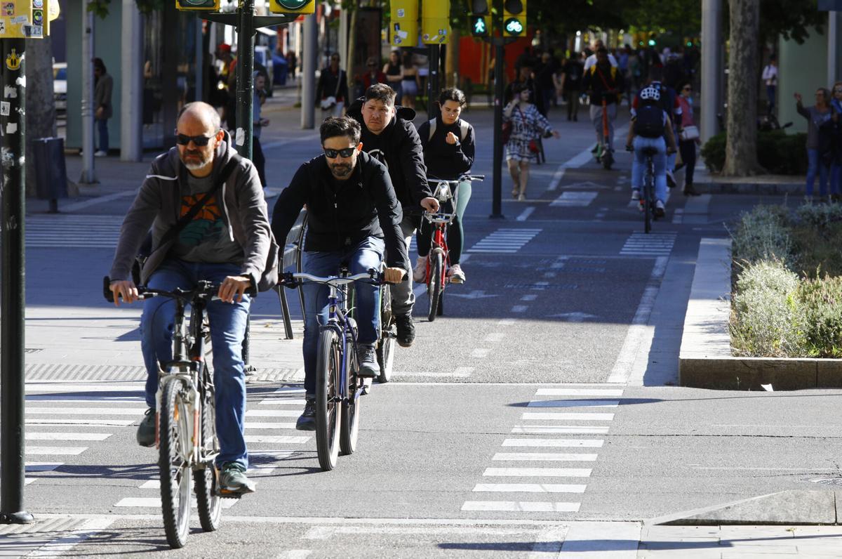 Varios ciclistas circulando por Zaragoza
