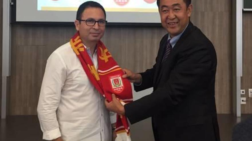 Pablo Martínez con el vicepresidente del Yatai, Li Bin.