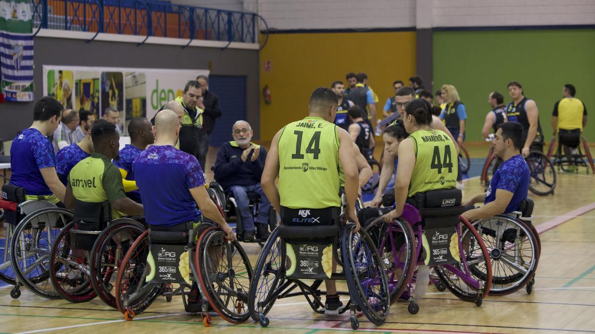 Jugadores del Amivel reunidos escuchando a su entrenador.