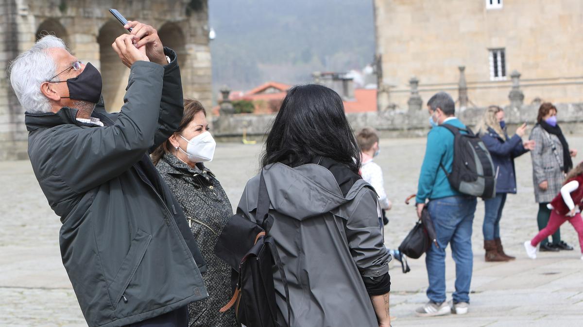 Turistas en la plaza de O Obradoiro de Santiago