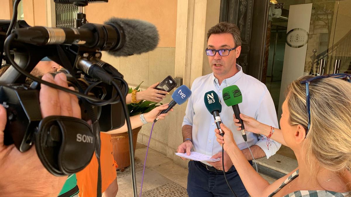 El portavoz del PP balear Toni Costa ante los medios de comunicación.