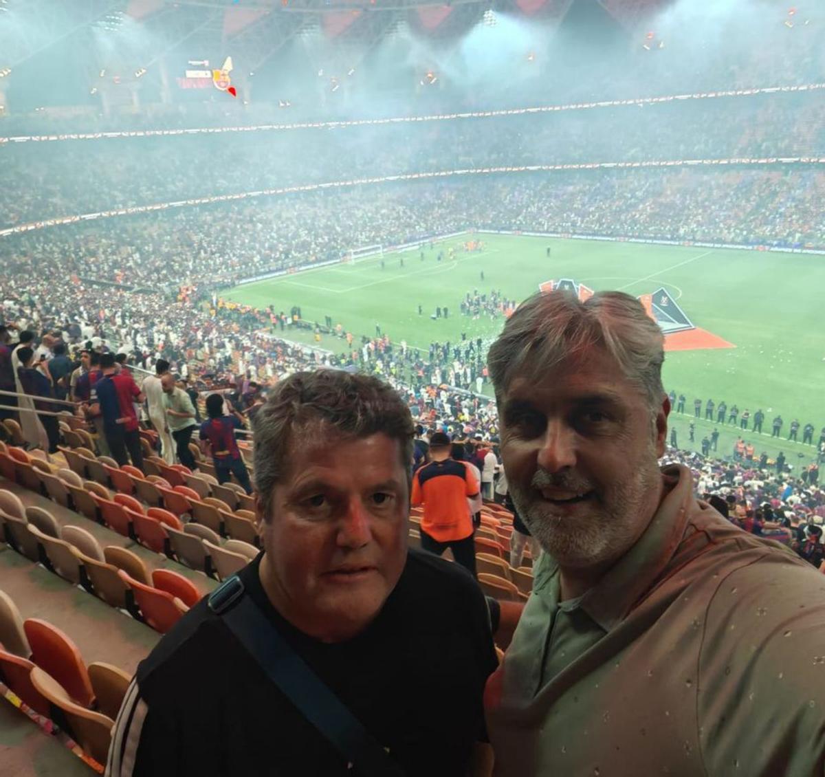 Arriba, el presidente del Club Deportivo Praviano, Álex Martínez, junto al secretario del Club Hispano de Castrillón, Jaime Álvarez, en uno de los partidos.  Sobre estas líneas, una imagen con varios de los representantes de los equipos invitados a la Supercopa de España. | C. H. C.