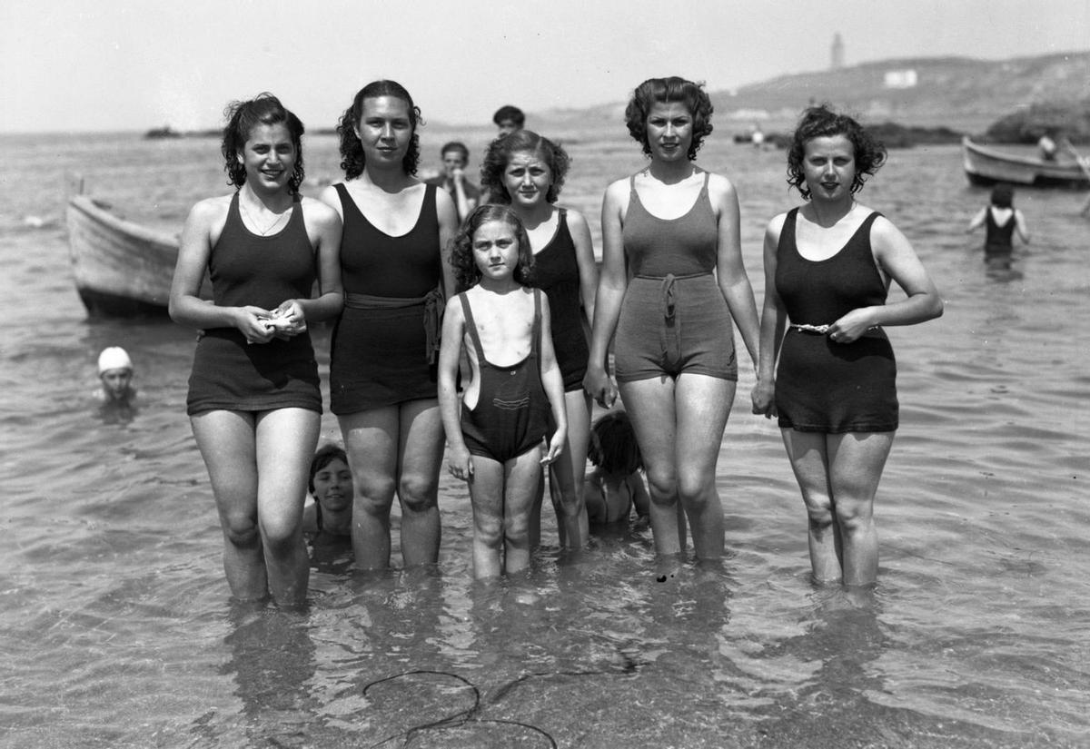 Bañistas en Riazor arredor dos anos 40.
