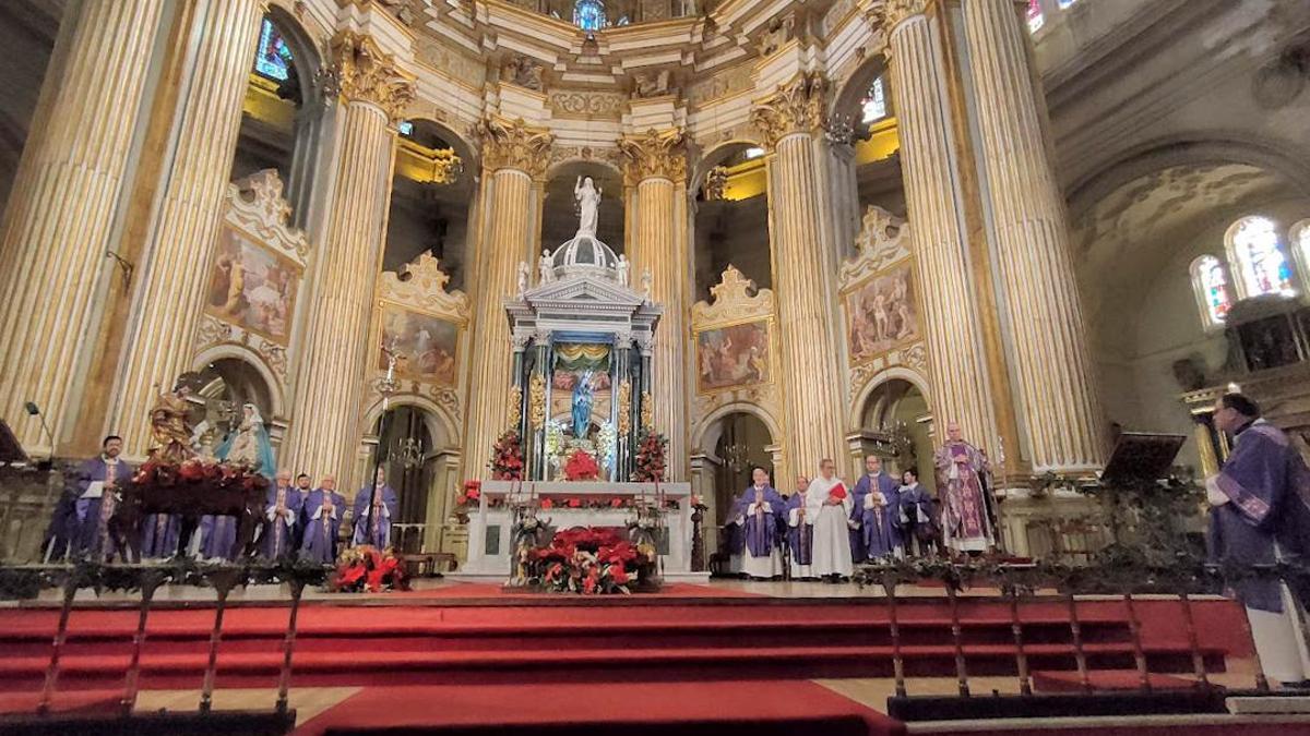 La Catedral de Málaga ha acogido este sábado una solemne eucaristía en memoria de Benedicto XVI.