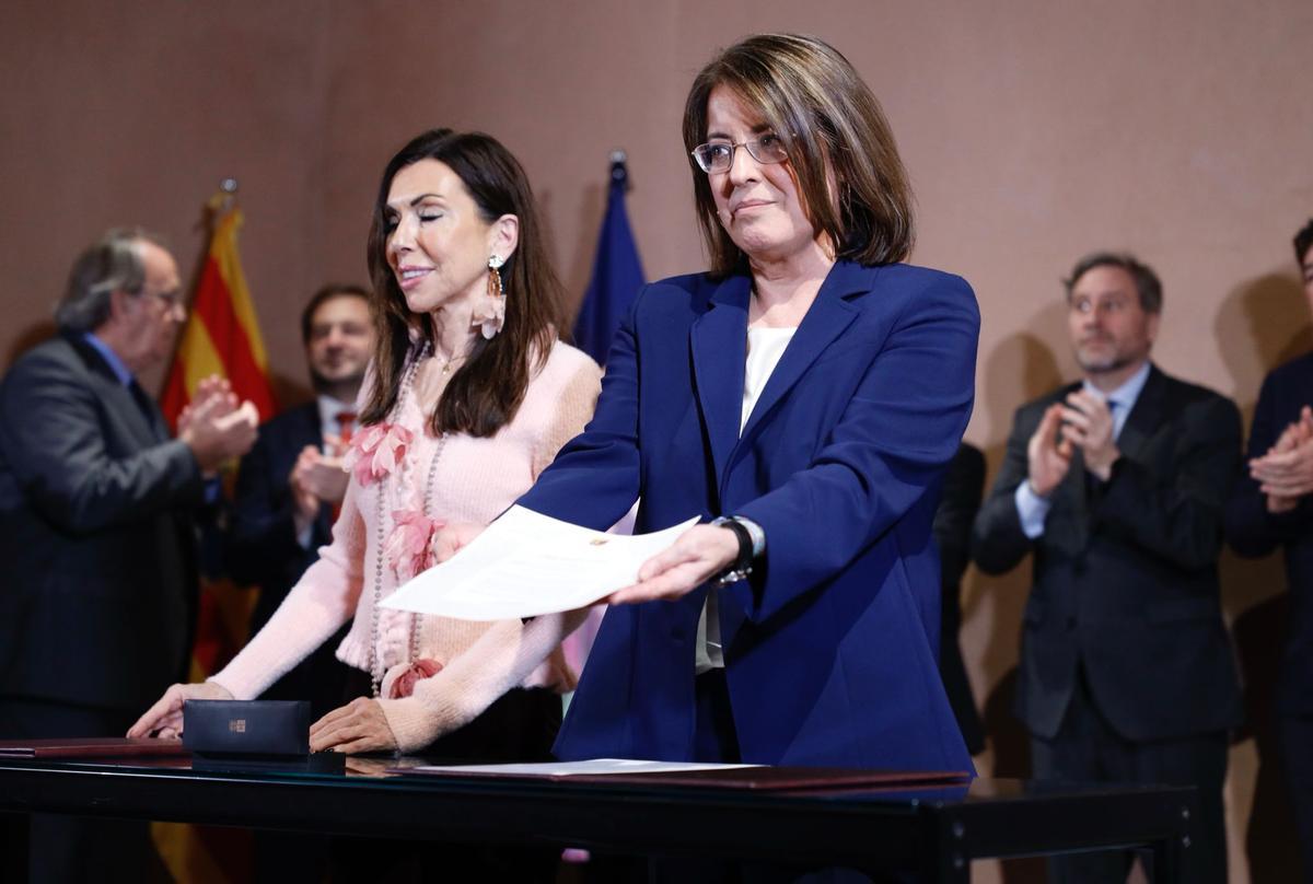 La Justicia de Aragón, Concepción Gimeno Gracia muestra el acta de la toma de posesión, junto a la presidenta de las Cortes, Marta Fernández.