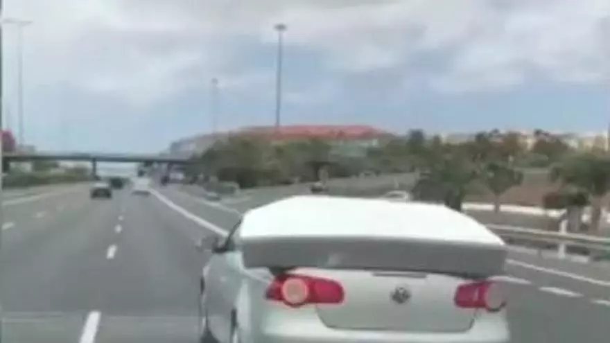 La Guardia Civil busca a la conductora del descapotable que llevaba un colchón por la GC-1