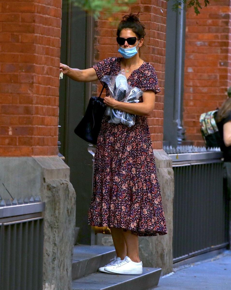 Katie Holmes sabe cómo llevar el vestido midi con zapatillas blancas