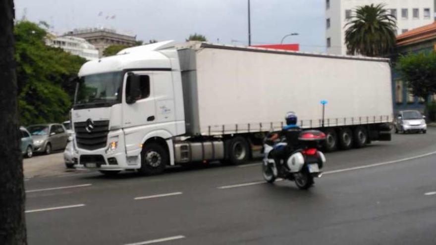 El camión extraviado, tras girar en Avenida do Porto auxiliado por la Policía Local para salir de la ciudad.