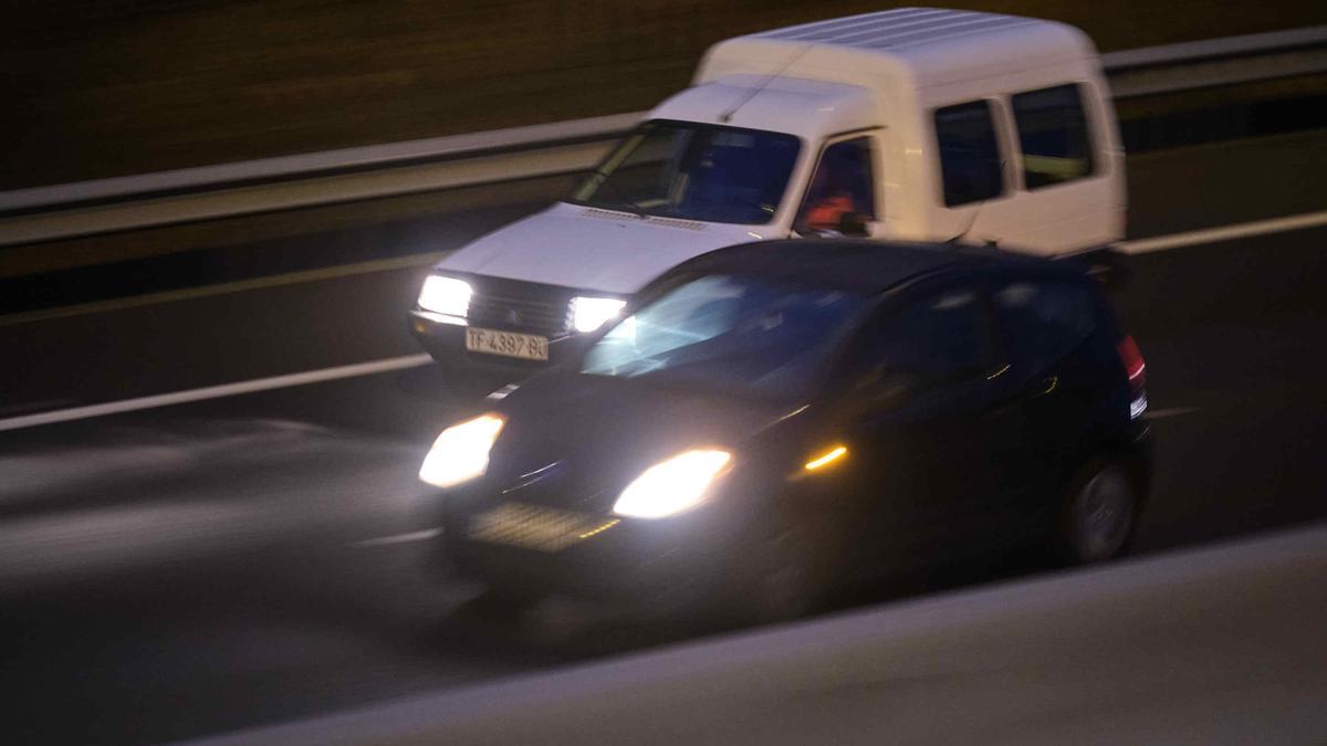 Adelantamiento en una carretera de Tenerife
