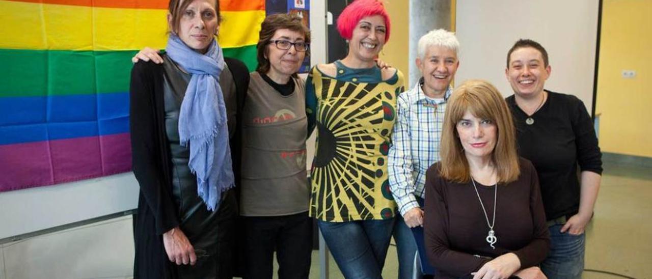 Ana Meluska, Irene Saavedra, Eva Irazu, Boti G. Rodrigo, Amanda Azañón y Yosune Álvarez, ayer, en el CMI Pumarín Gijón Sur.