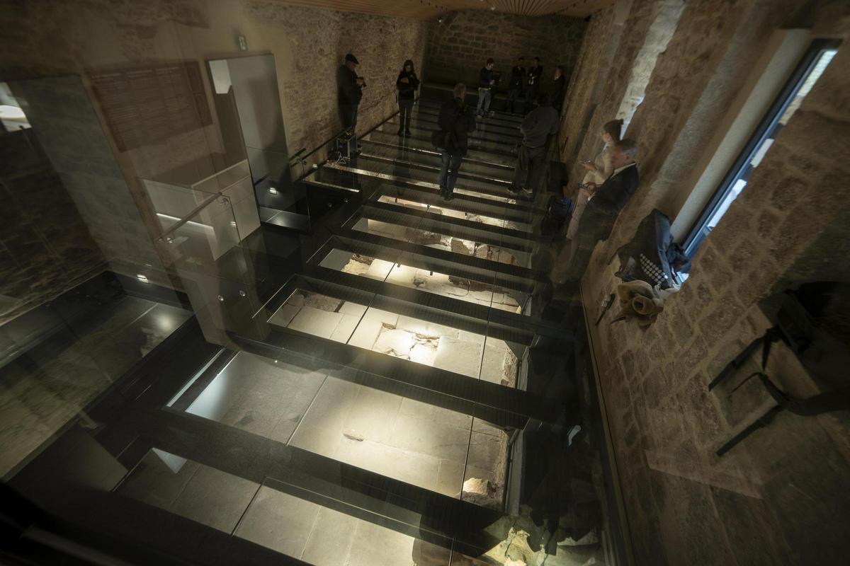 El pavimento fundacional de Barcelona sale a luz en las obras de un hotel