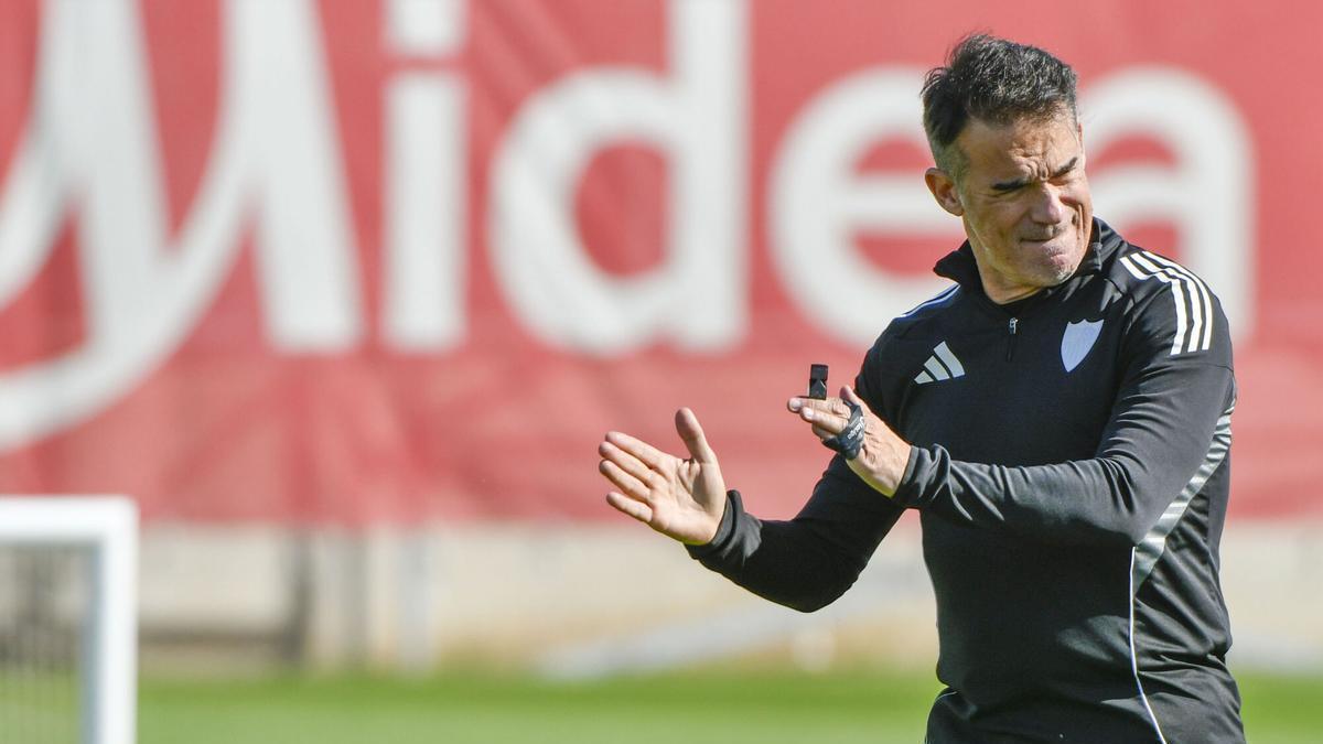 Luis García Plaza, nuevo técnico del Sevilla FC, en su primer entrenamiento al frente del equipo nervionense en la CD José Ramón Cisneros Palacios