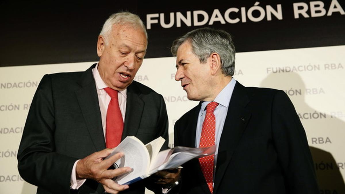 El exministro socialista Enrique Barón (derecha), y el ministro de Exteriores José Manuel García-Margallo, este miércoles en el Casino de Madrid.