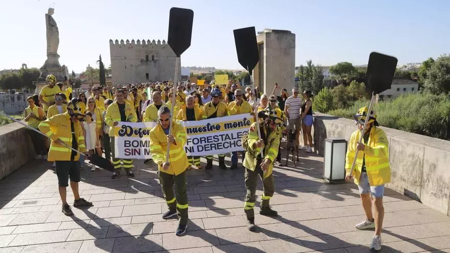 Los bomberos forestales de Córdoba se echan a la calle: "El Infoca no se vende, se defiende"