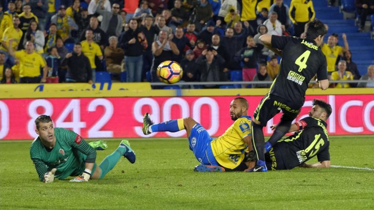 El Zhar supera la oposición de Canella y Meré y remacha el gol de la victoria ante la atenta merada de Cuéllar