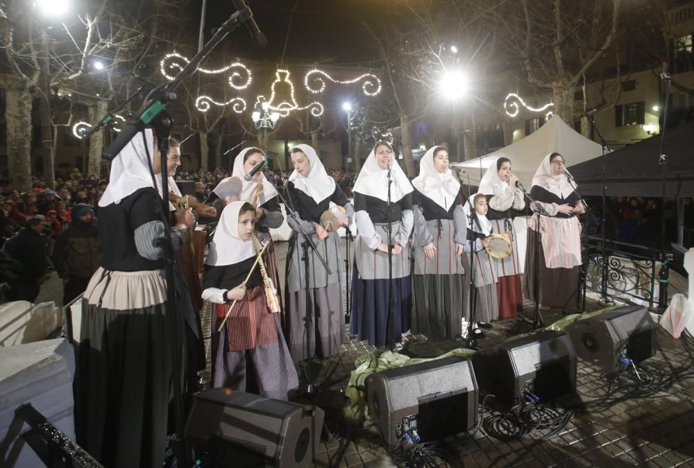 Auf der Plaça Major von Sa Pobla stieg am Montag (16.1.) zu Sant Antoni ein Spektakel mit Musik und Feuerwerk. Traditionalisten bemängeln hier zwar ein unnötiges Aufbauschen zum Event, dem regen Zulauf aber tat das auch diesem Jahr keinen Abbruch.