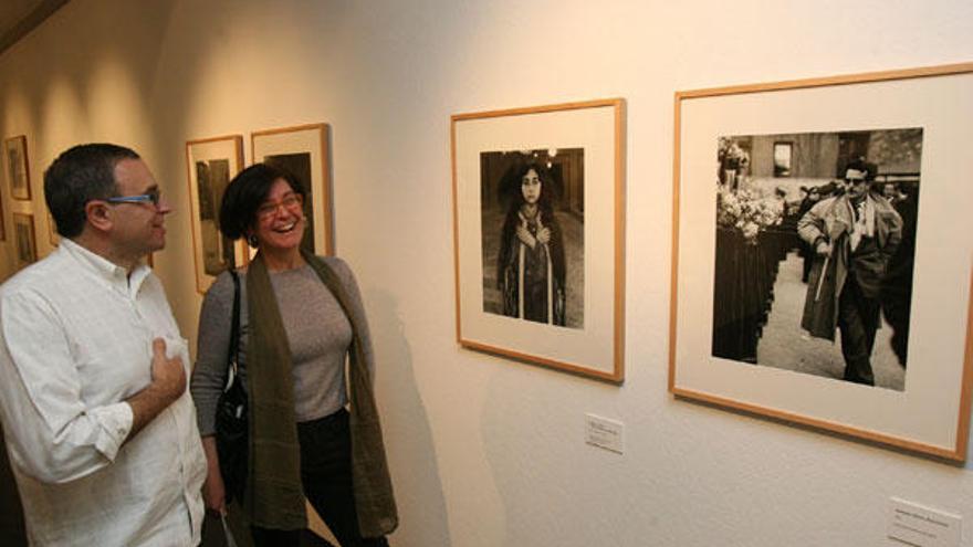 El comisario de la muestra, Chema Conesa, y Laura Terré, hija del fotógrafo, ayer en Vigo. // Jesús de Arcos