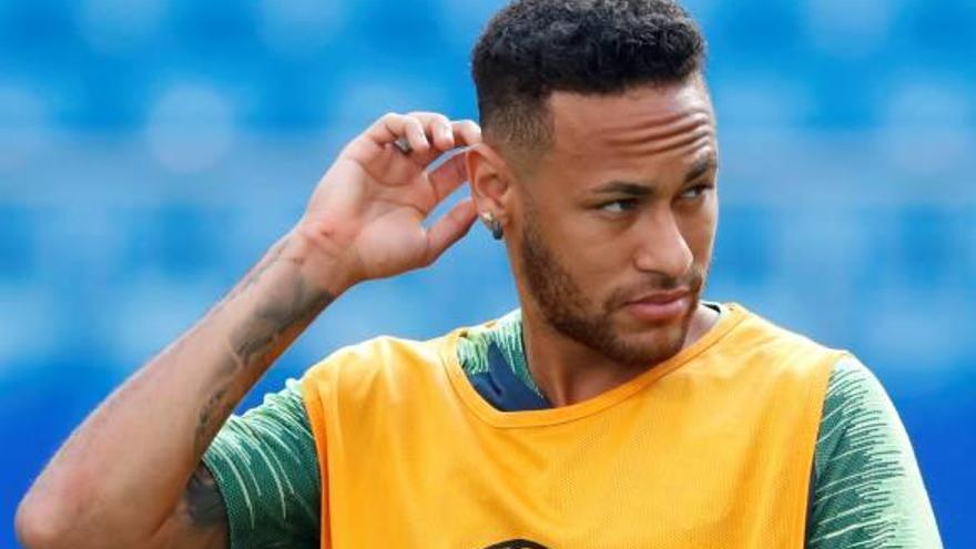 Neymar Junior, en actitud pensativa durante el entrenamiento de Brasil.