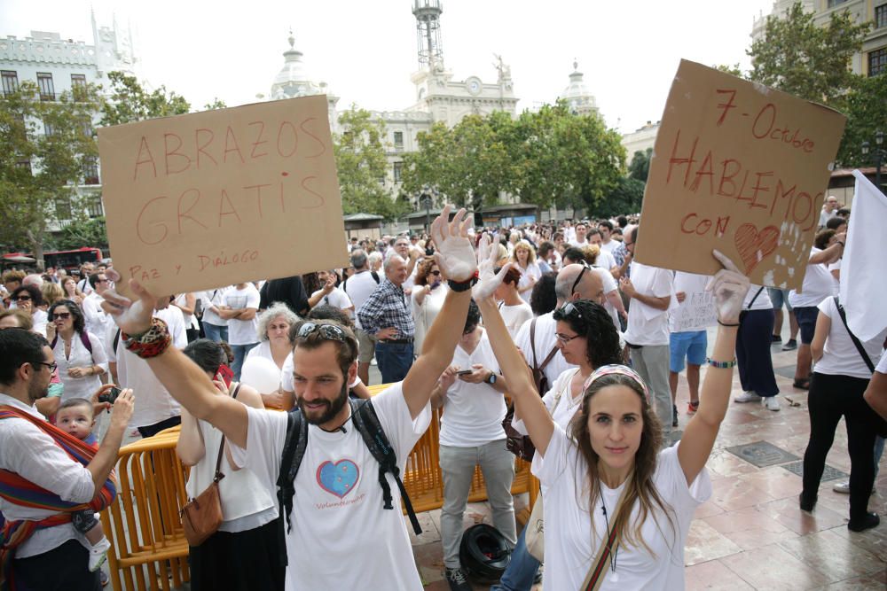 Concentración en València por el diálogo en Cataluña