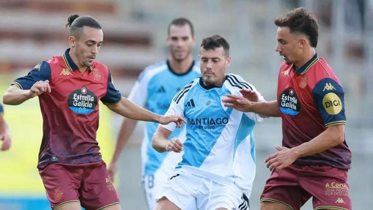 Luismi y Genreau, ante un jugador del Compostela, el verano pasado