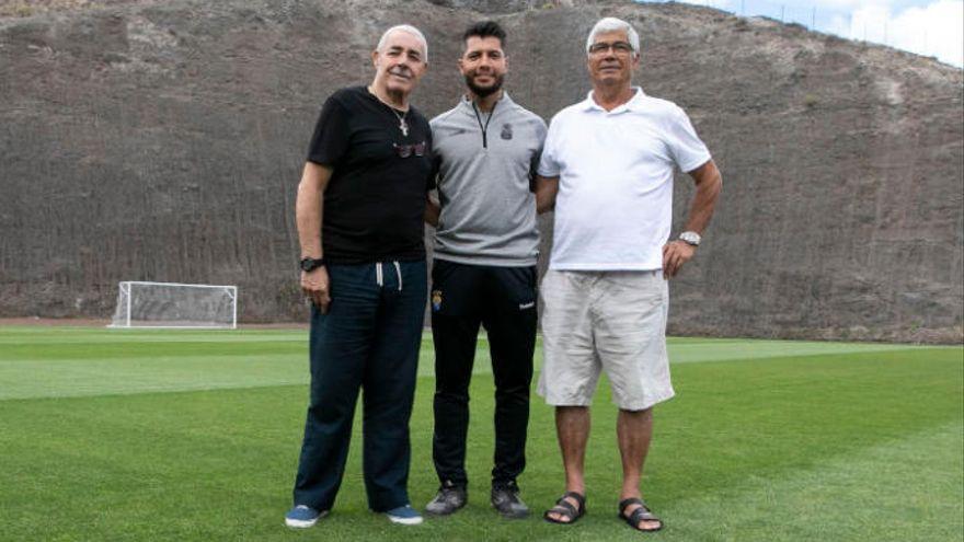 Rafael Santana -1ºd, junto a su hijo Jonay-, en una imagen de archivo de Barranco Seco.