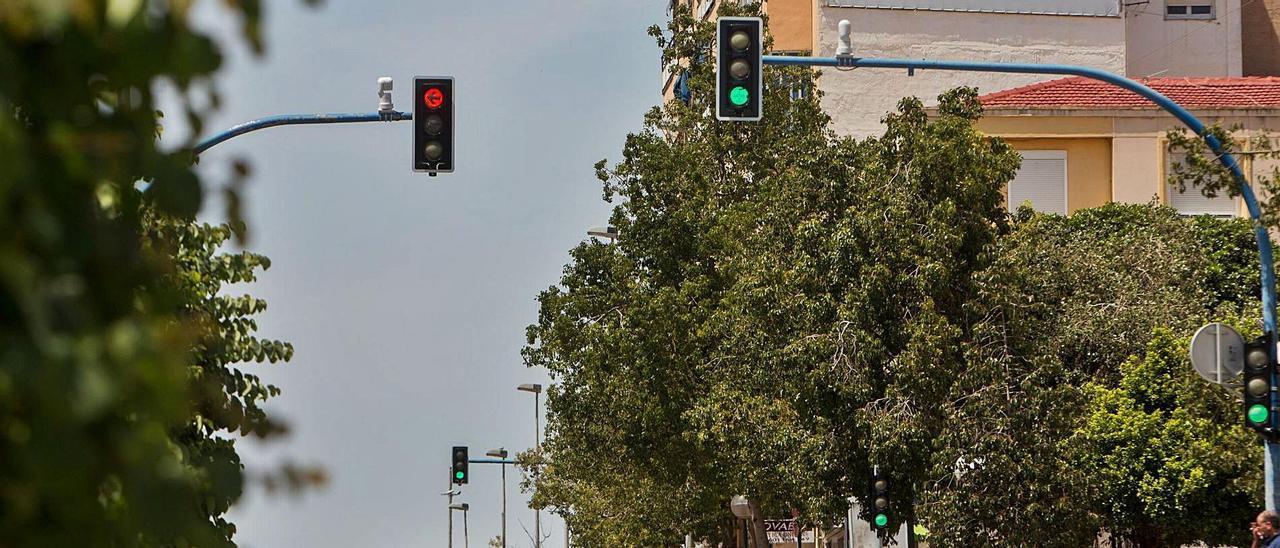 Cámaras blancas de «Alicante se Mueve» en la Gran Vía, por donde irá el anillo exterior de «Alicante Central» en unos dos años.  |