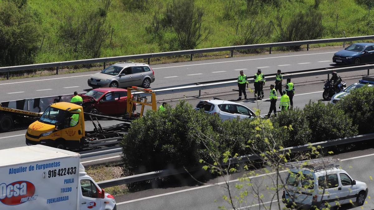 Agentes de la Guardia Civil junto a los coches siniestrados, retirados por grúas.