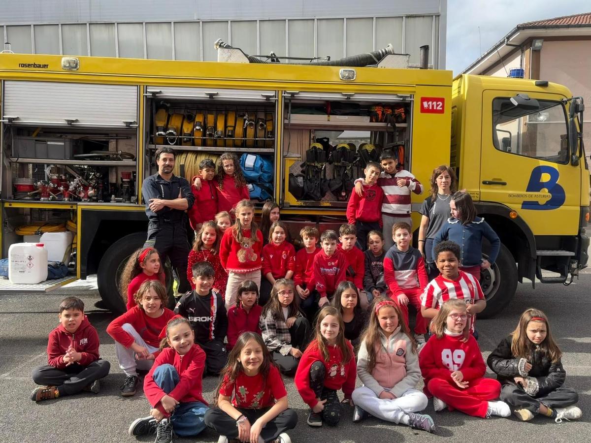 Escolares junto al camión de bomberos.