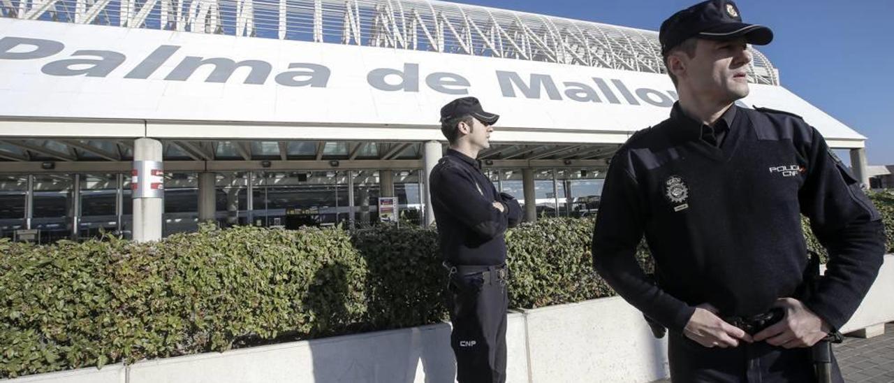 Agentes de la Policía Nacional patrullan en el aeropuerto de Palma.