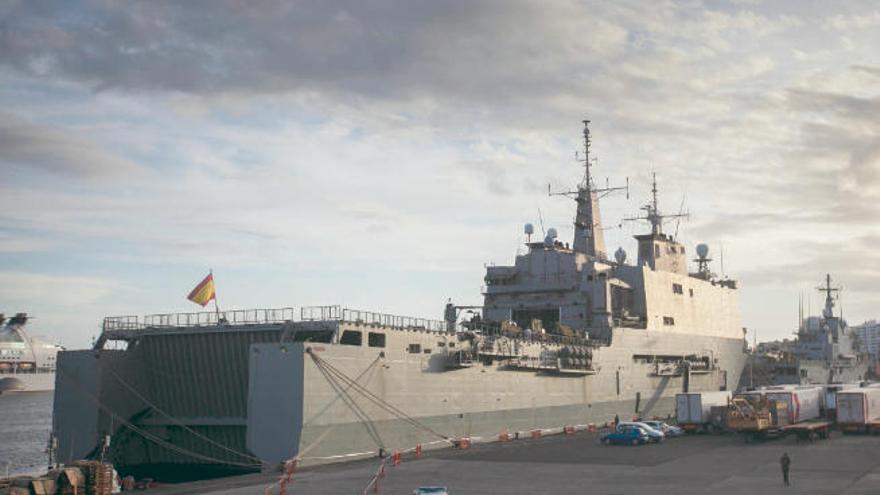 Buque anfibio Galicia, ayer, en el puerto de Santa Cruz de Tenerife.