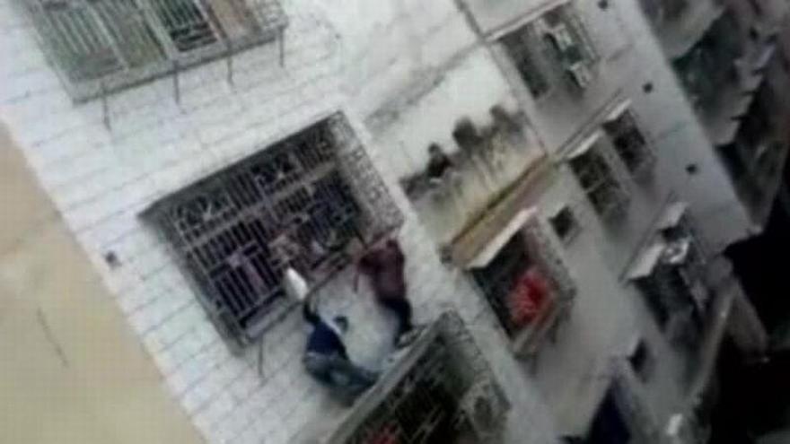 Impresionante rescate de una niña que se había quedado colgada de un balcón en China