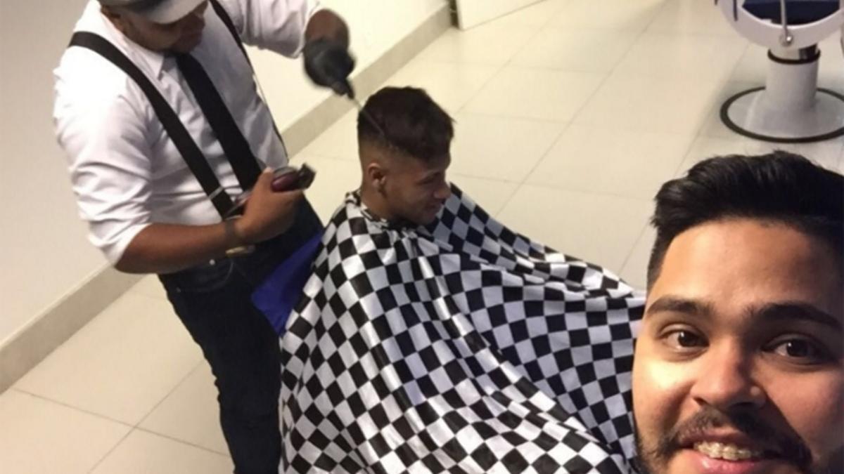 Neymar pasó por el barbero