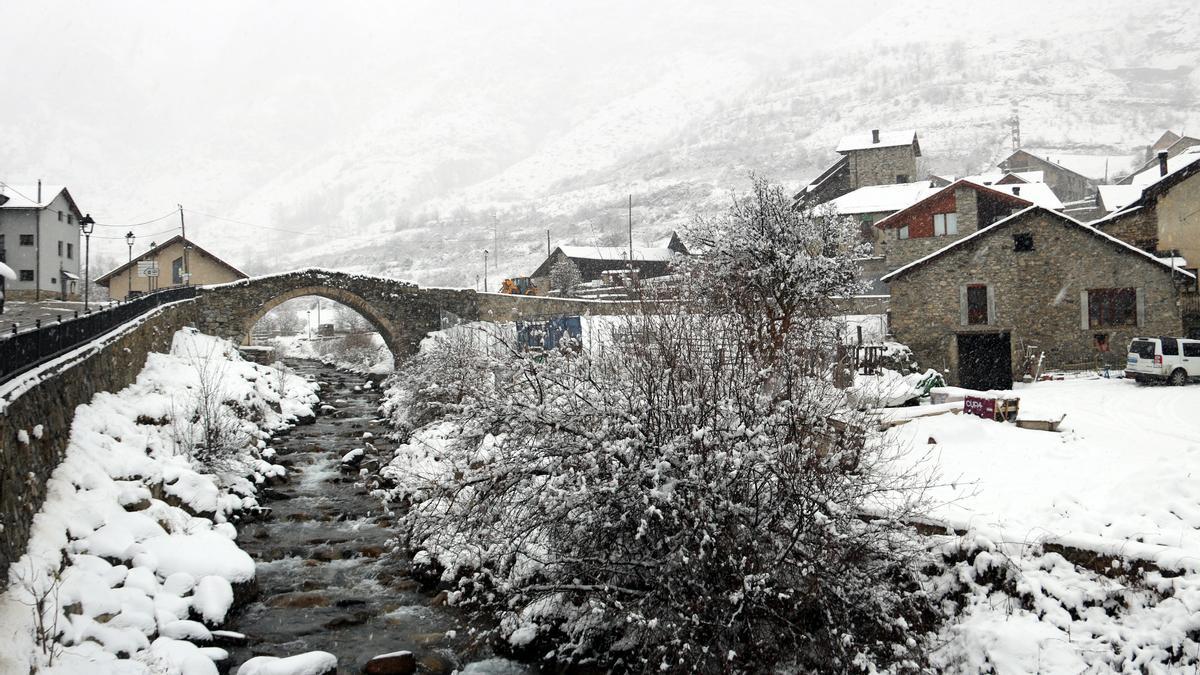 La neu ha deixat imatges de postal com a del pont romànic d'Espot, al Pallars Sobirà, ben blanc.