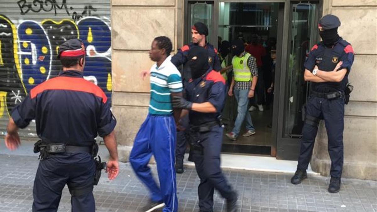 Manteros detenidos en la calle Calabria