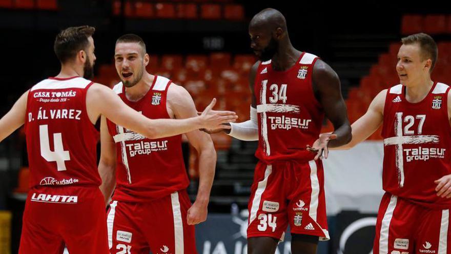 Los jugadores del FC Cartagena Basket celebran la victoria