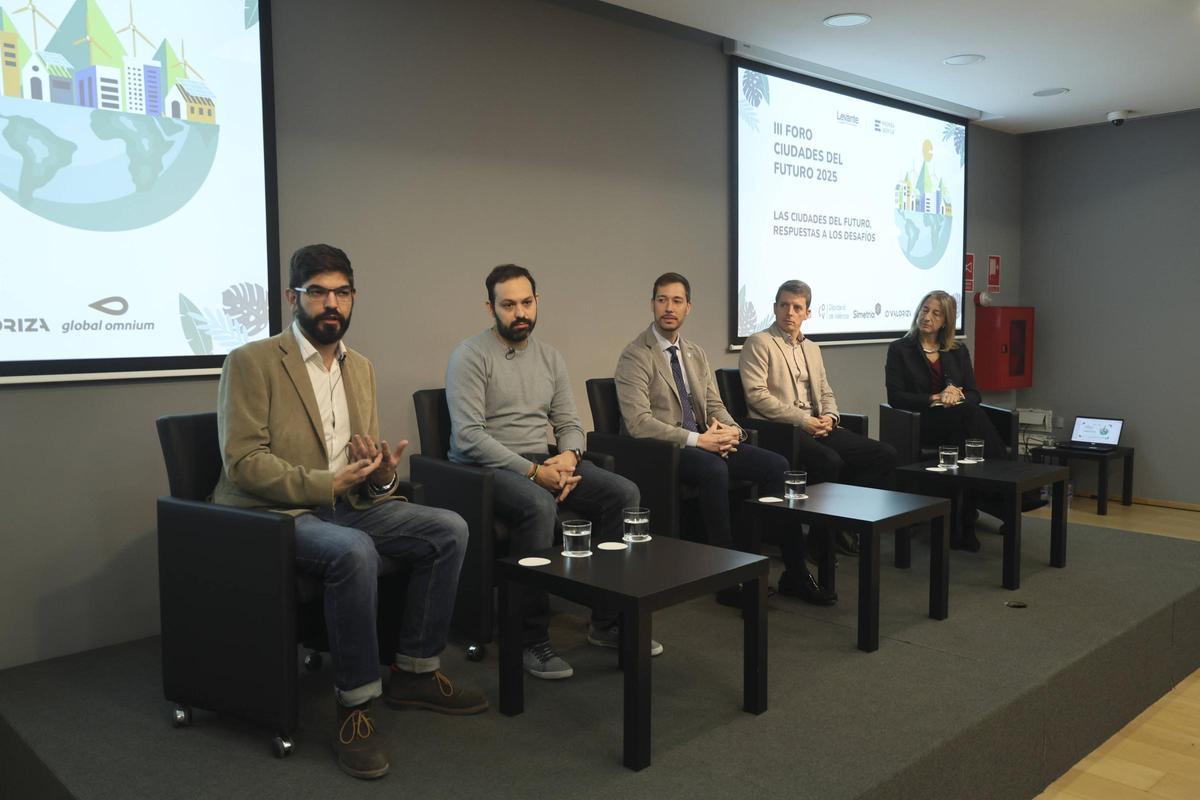 Diéguez, primero por la izquierda, en la primera mesa del Foro Ciudades del Futuro.