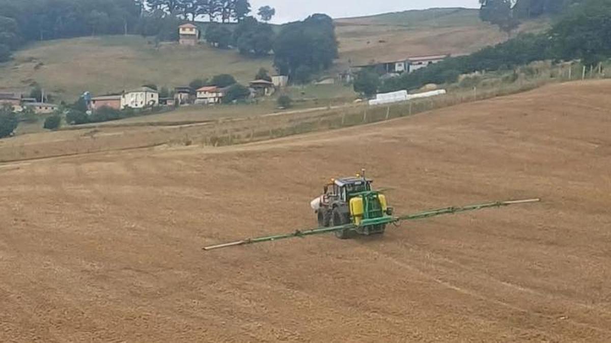 Uno de los tractores sulfatando una de las fincas afectadas en Folgueras de Cornás.